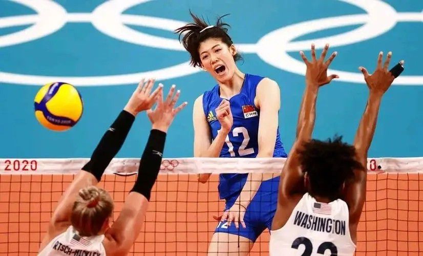此次训练国米阵容齐整，除了受伤的帕瓦尔、邓弗里斯和德弗里之外，所有人都参加了合练。